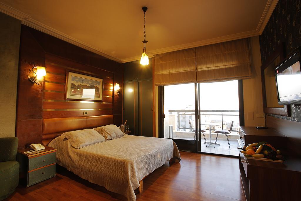 Camelot Hotel Jounieh Bagian luar foto