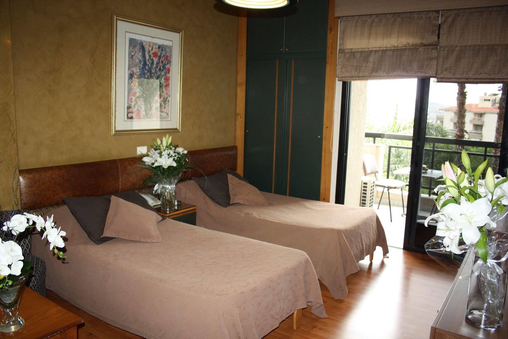 Camelot Hotel Jounieh Bagian luar foto