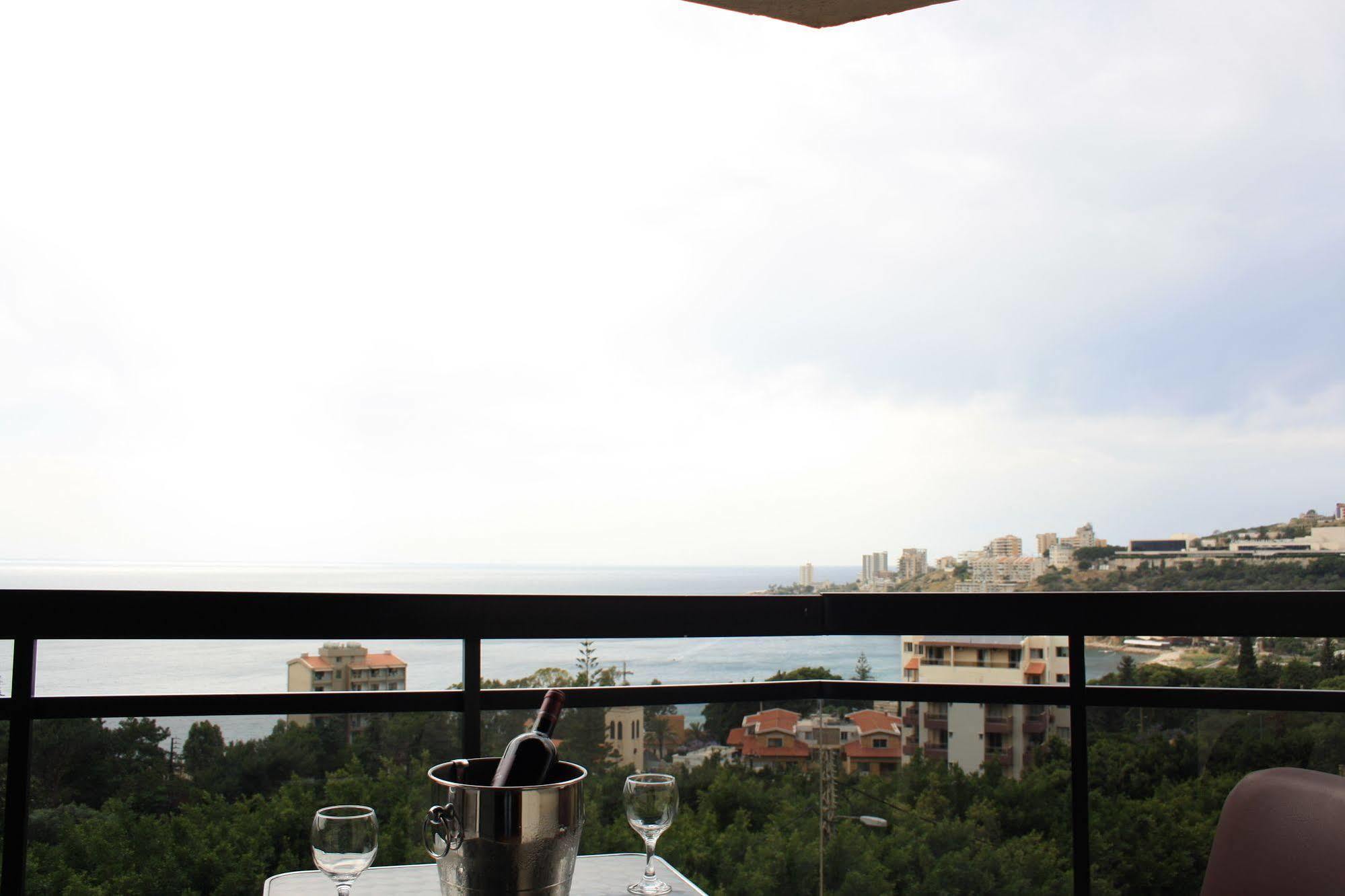 Camelot Hotel Jounieh Bagian luar foto